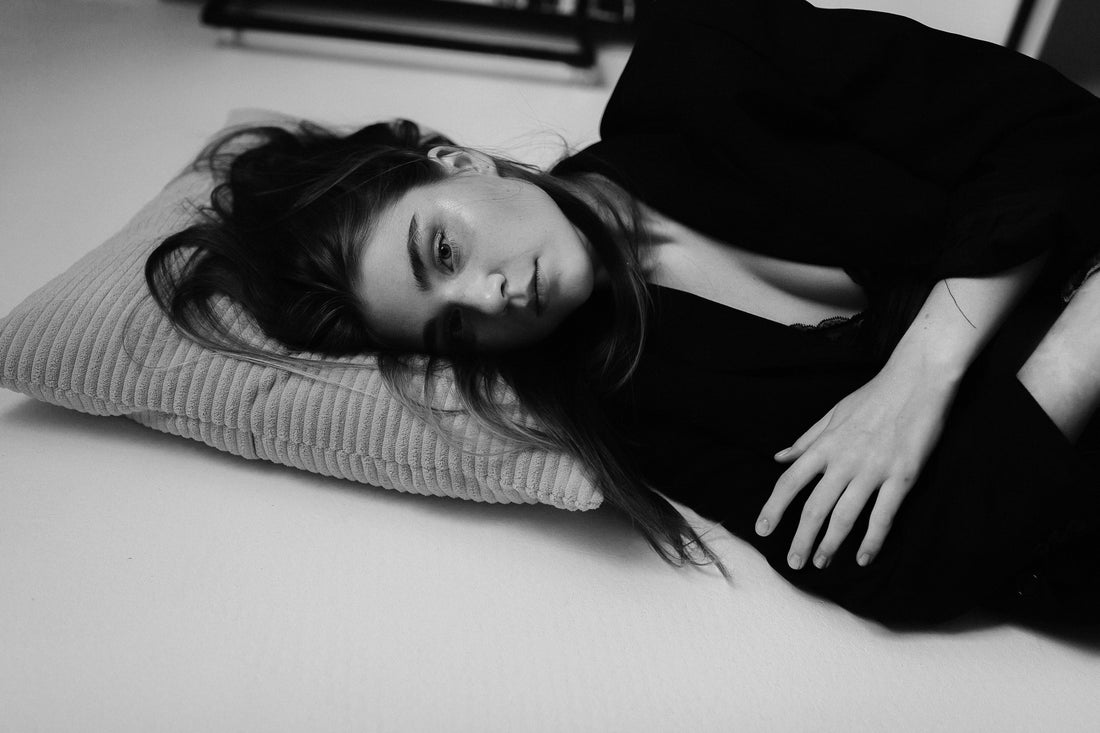femme allongée apaisée