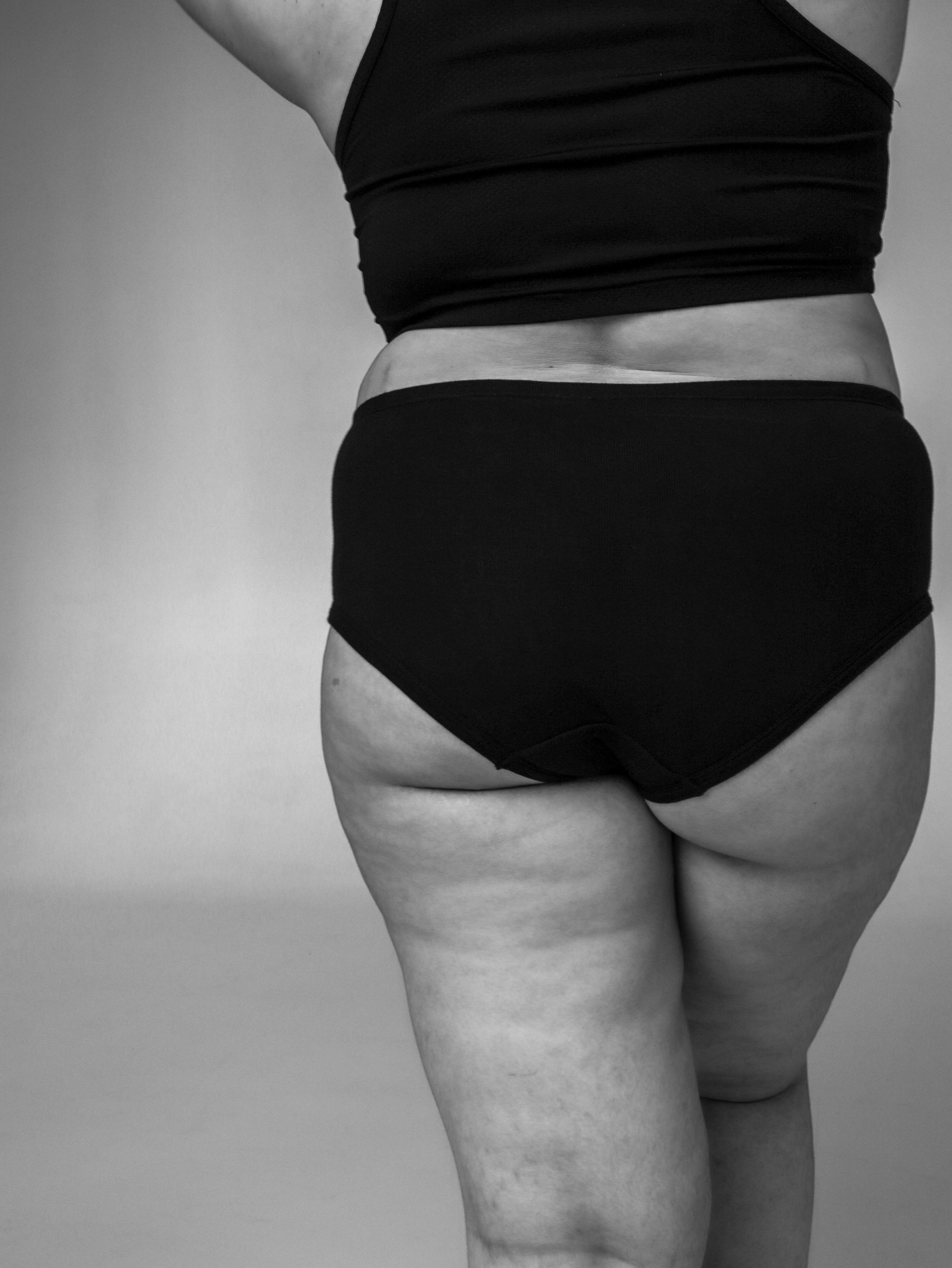 femme à l'aise avec sa protection intime
