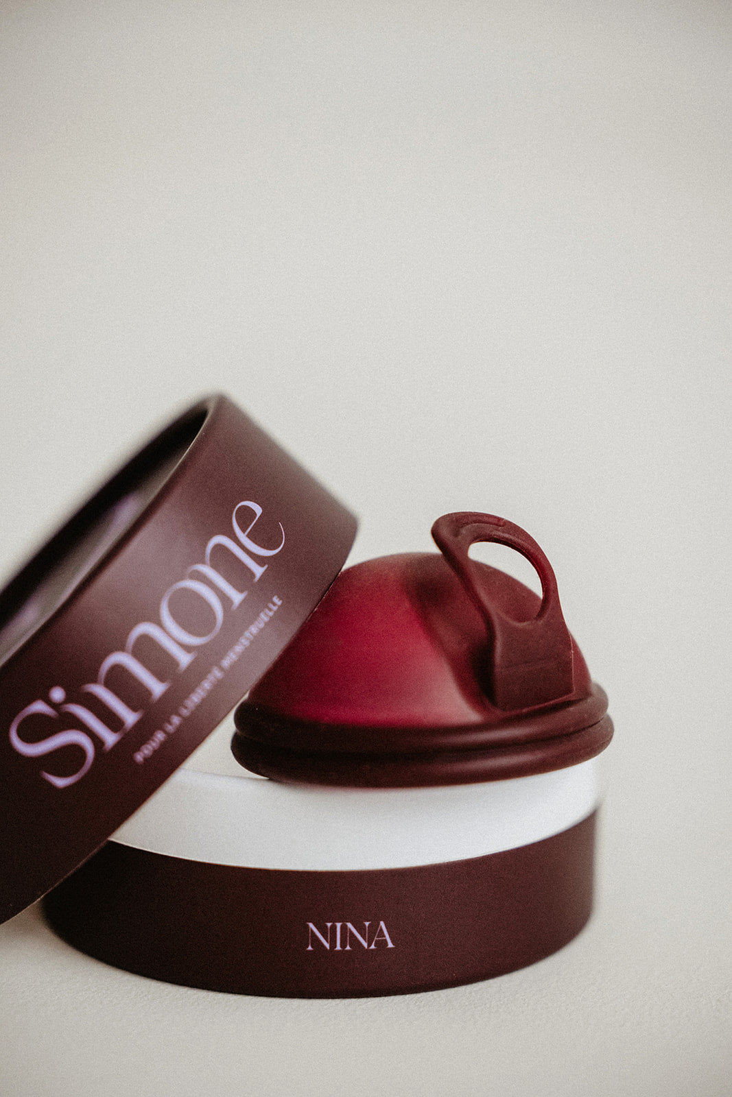 Disque menstruel Nina Simone posé sur sa boîte