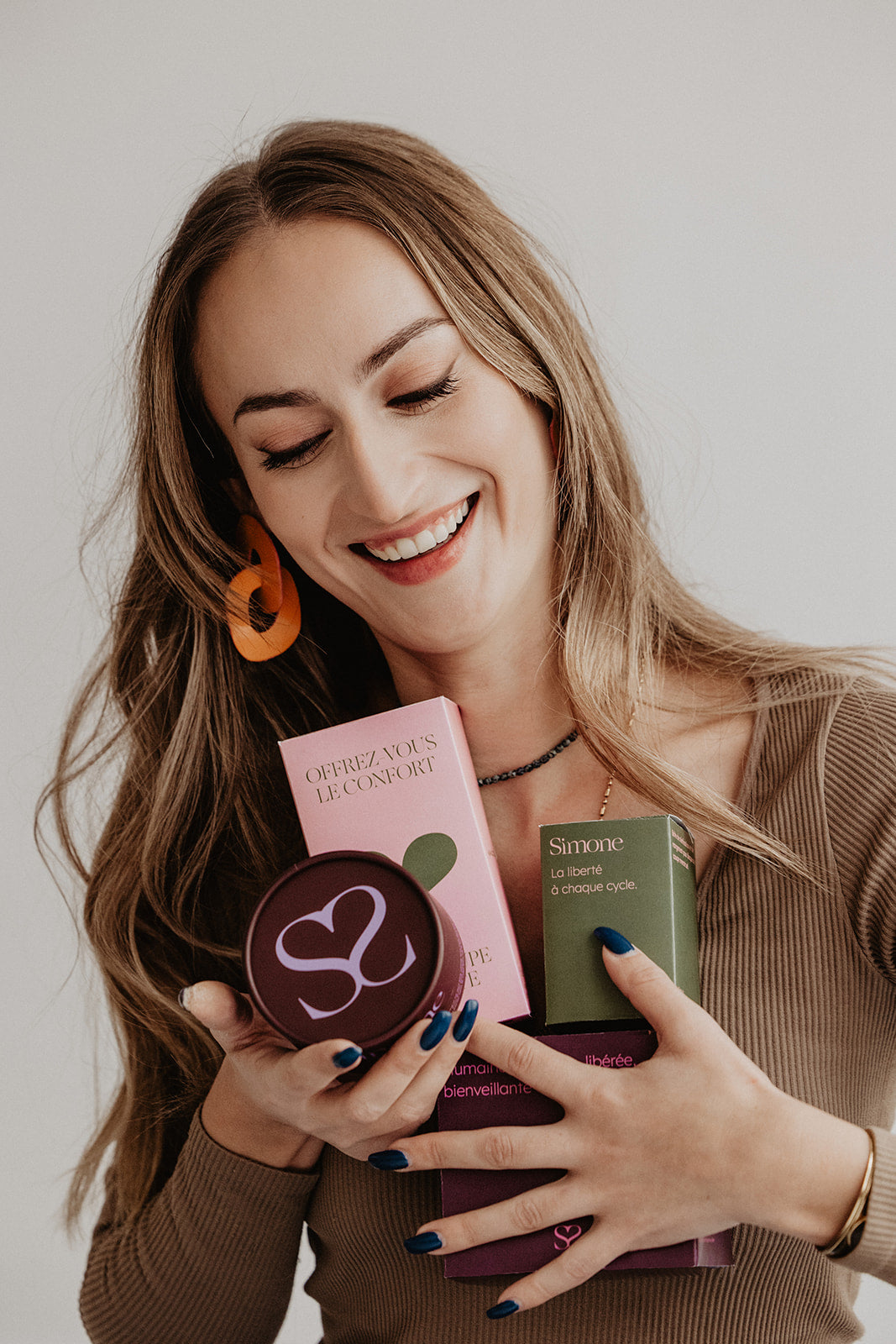 Femme souriante tenant un pack Simone